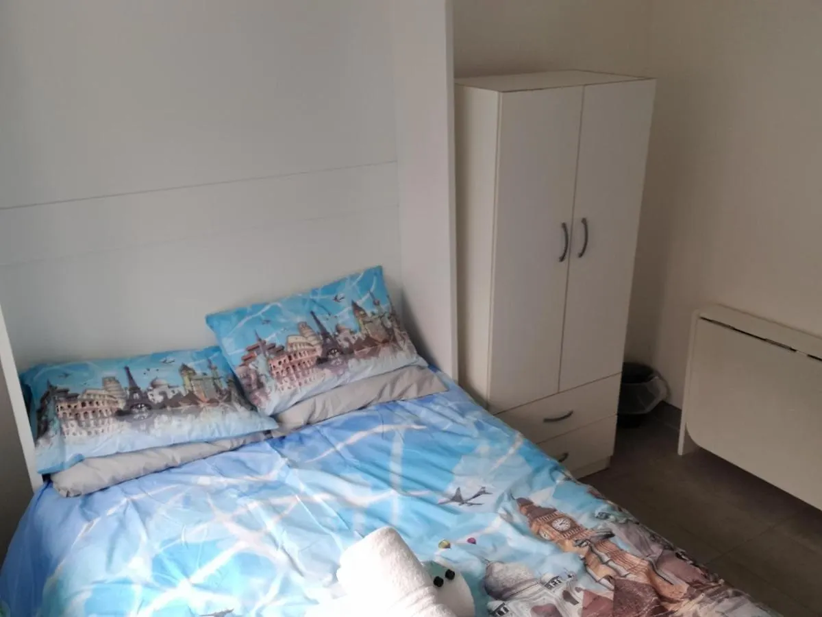 Lovely Double Rooms In Shared 3 Apartment location